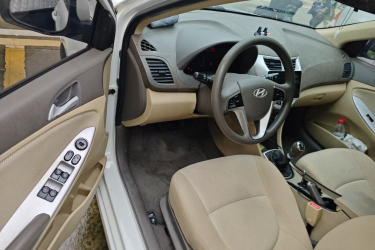 Used Hyundai Verna (older generation) 2010 Sedan 1.4L Manual Comfort GS Driver Seat
