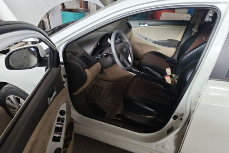 Used Hyundai Verna (older generation) 2010 Sedan 1.4L Automatic Comfort Model GS Driver Seat