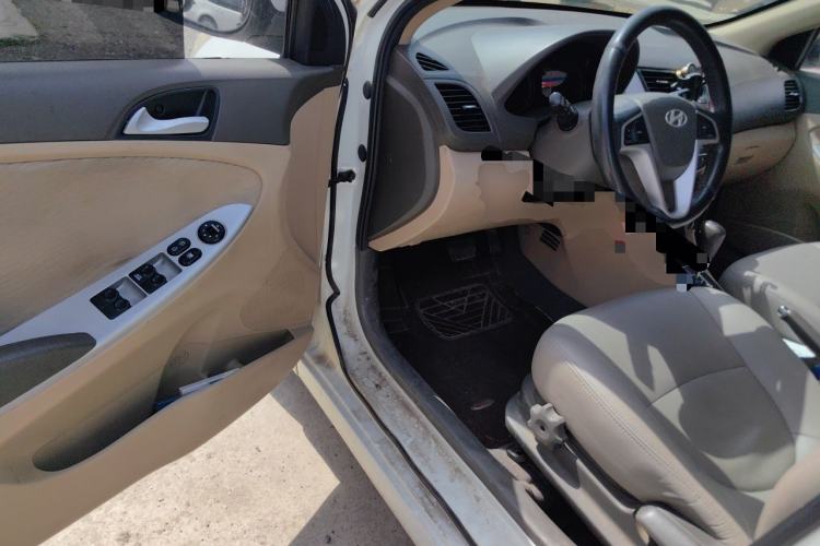 Used Hyundai Verna (older generation) 2010 Sedan 1.4L Automatic Luxury GLS Trim Driver Seat
