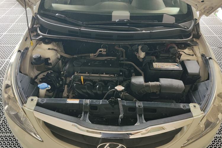 Used Hyundai Verna (older generation) 2010 Sedan 1.4L Manual Comfort GS Engine Bay