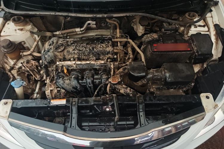 Used Hyundai Verna (older generation) 2010 Sedan 1.4L Manual Standard GL Model Engine Bay