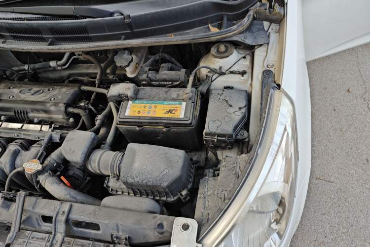 Used Hyundai Verna (older generation) 2010 Sedan 1.4L Automatic Comfort Model GS Engine Bay Left