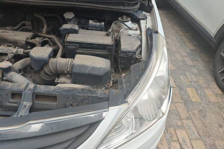 Used Hyundai Verna (older generation) 2010 Sedan 1.4L Manual Comfort GS Engine Bay Left