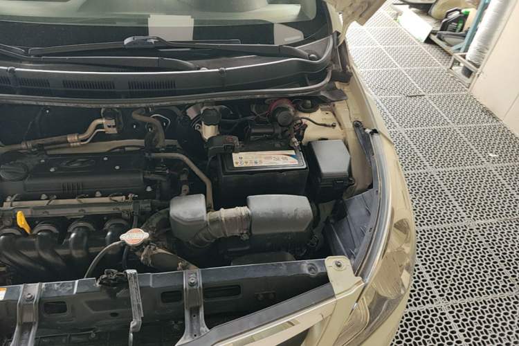 Used Hyundai Verna (older generation) 2010 Sedan 1.4L Manual Comfort GS Engine Bay Left