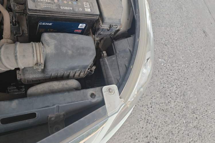 Used Hyundai Verna (older generation) 2010 Sedan 1.4L Manual BLUE Model Engine Bay Left