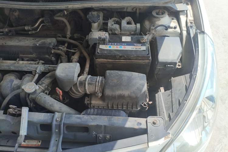Used Hyundai Verna (older generation) 2010 Sedan 1.4L Automatic Comfort Model GS Engine Bay Left
