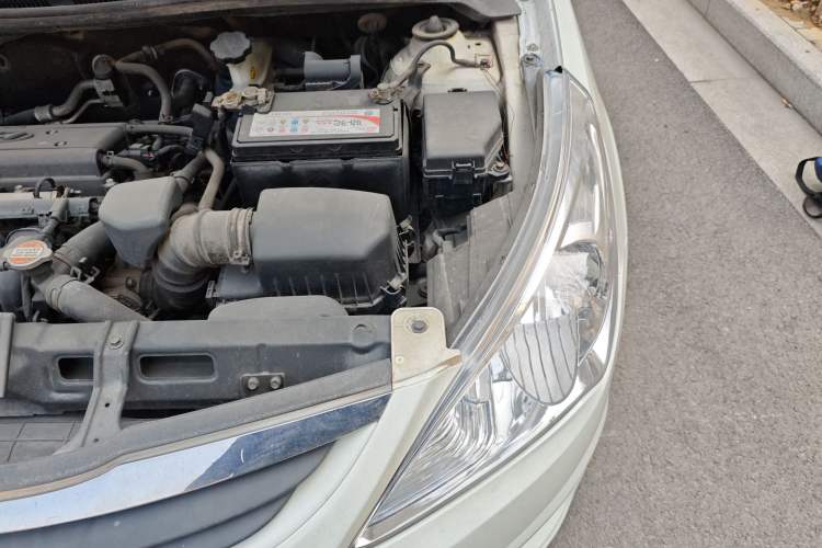 Used Hyundai Verna (older generation) 2010 Sedan 1.4L Manual Comfort GS Engine Bay Left