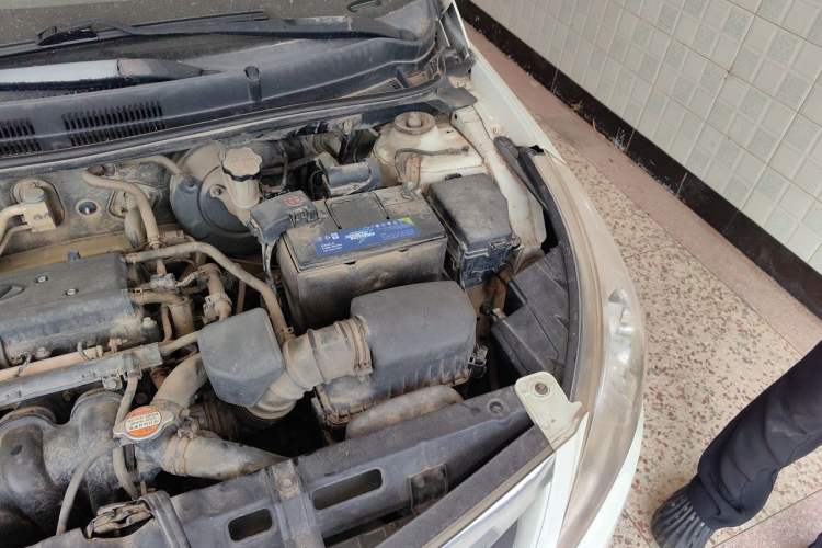 Used Hyundai Verna (older generation) 2010 Sedan 1.4L Manual Comfort GS Engine Bay Left