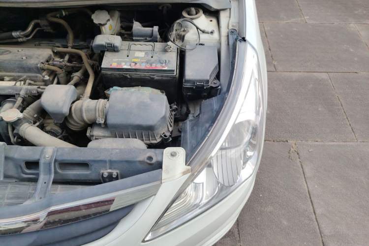 Used Hyundai Verna (older generation) 2010 Sedan 1.4L Manual Comfort GS Engine Bay Left
