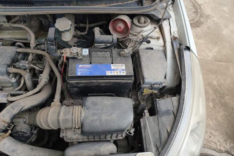 Used Hyundai Verna (older generation) 2010 Sedan 1.4L Manual Standard GL Model Engine Bay Left