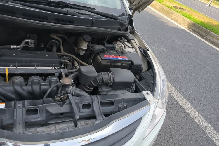 Used Hyundai Verna (older generation) 2010 Sedan 1.4L Manual Comfort GS Engine Bay Left