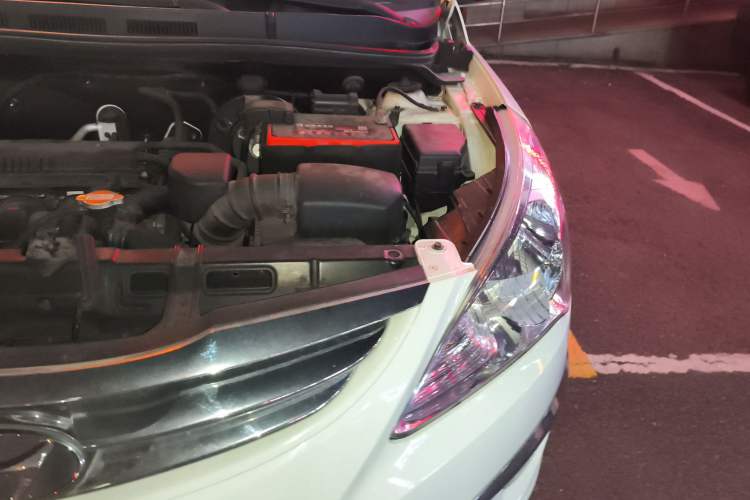 Used Hyundai Verna (older generation) 2010 Sedan 1.4L Manual Comfort GS Engine Bay Left
