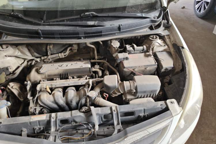 Used Hyundai Verna (older generation) 2010 Sedan 1.4L Automatic Comfort Model GS Engine Bay Left