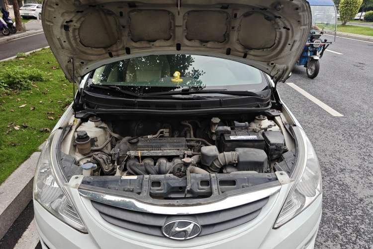 Used Hyundai Verna (older generation) 2010 Sedan 1.4L Manual Comfort GS Engine Bay