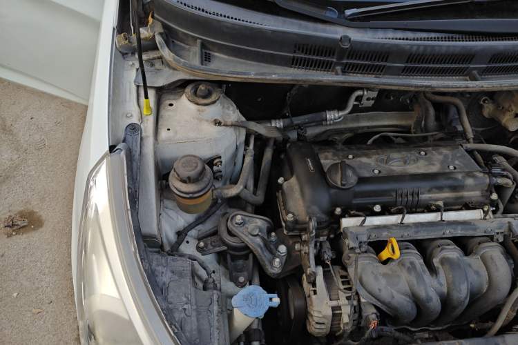 Used Hyundai Verna (older generation) 2010 Sedan 1.4L Automatic Comfort Model GS Engine Bay Right