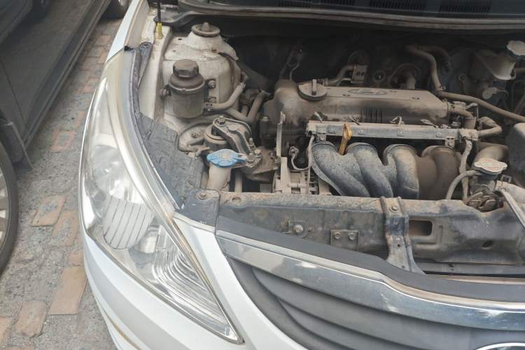 Used Hyundai Verna (older generation) 2010 Sedan 1.4L Manual Comfort GS Engine Bay Right