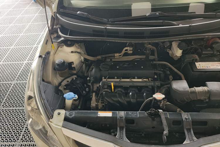 Used Hyundai Verna (older generation) 2010 Sedan 1.4L Manual Comfort GS Engine Bay Right