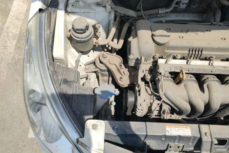 Used Hyundai Verna (older generation) 2010 Sedan 1.4L Automatic Comfort Model GS Engine Bay Right