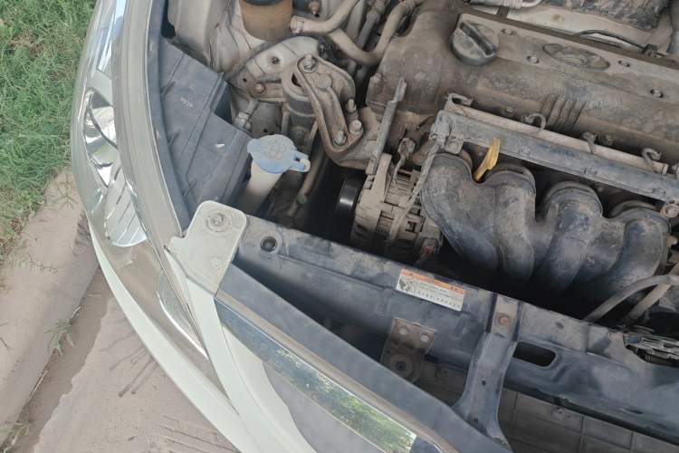 Used Hyundai Verna (older generation) 2010 Sedan 1.4L Manual BLUE Model Engine Bay Right