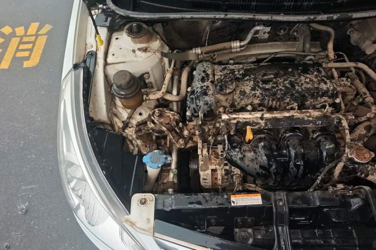 Used Hyundai Verna (older generation) 2010 Sedan 1.4L Manual Standard GL Model Engine Bay Right