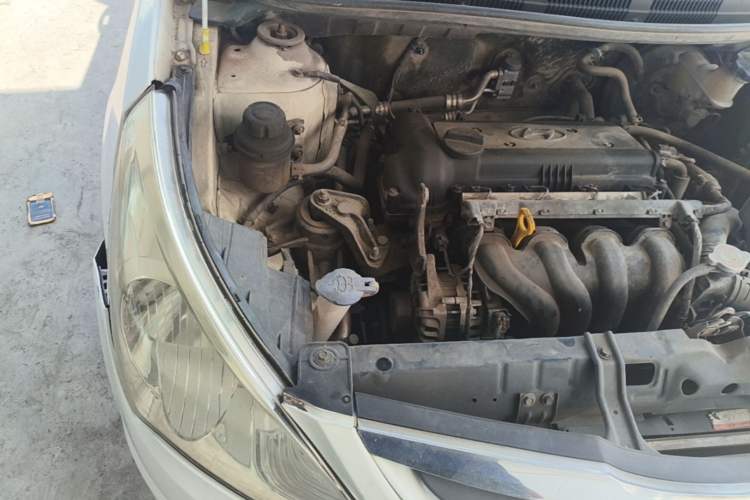 Used Hyundai Verna (older generation) 2010 Sedan 1.4L Automatic Comfort Model GS Engine Bay Right
