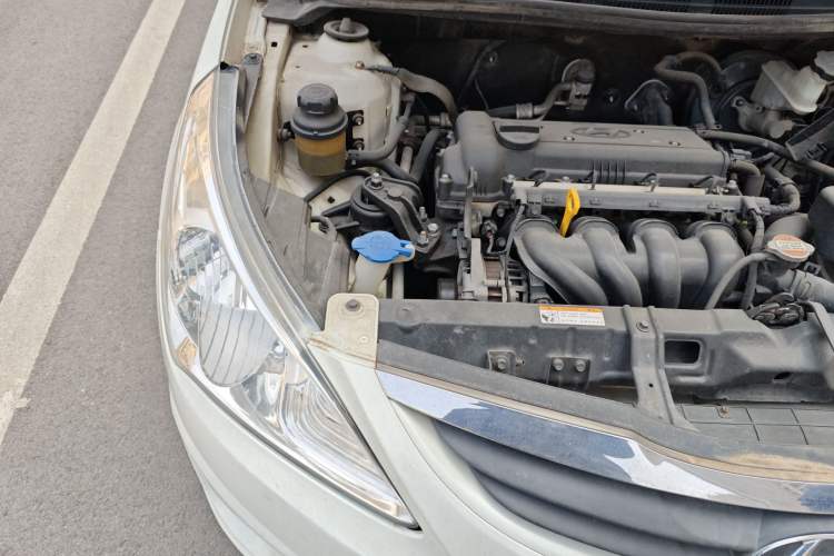 Used Hyundai Verna (older generation) 2010 Sedan 1.4L Manual Comfort GS Engine Bay Right