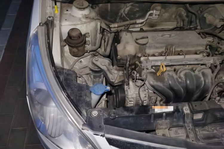 Used Hyundai Verna (older generation) 2010 Sedan 1.4L Automatic Comfort Model GS Engine Bay Right
