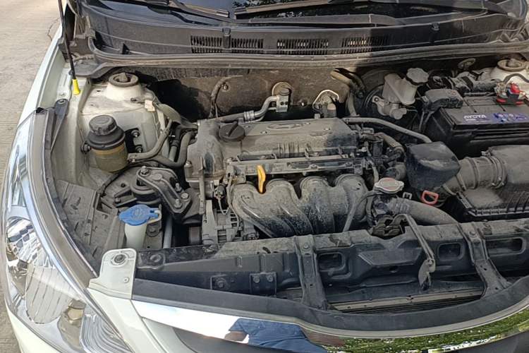 Used Hyundai Verna (older generation) 2010 Sedan 1.4L Automatic Comfort Model GS Engine Bay Right