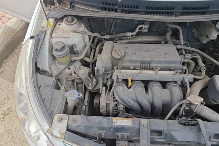 Used Hyundai Verna (older generation) 2010 Sedan 1.4L Manual Comfort GS Engine Bay Right