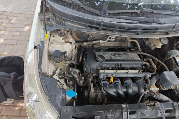 Used Hyundai Verna (older generation) 2010 Sedan 1.4L Manual Comfort GS Engine Bay Right