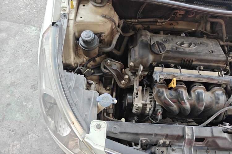 Used Hyundai Verna (older generation) 2010 Sedan 1.4L Automatic Fashionable GT Model Engine Bay Right