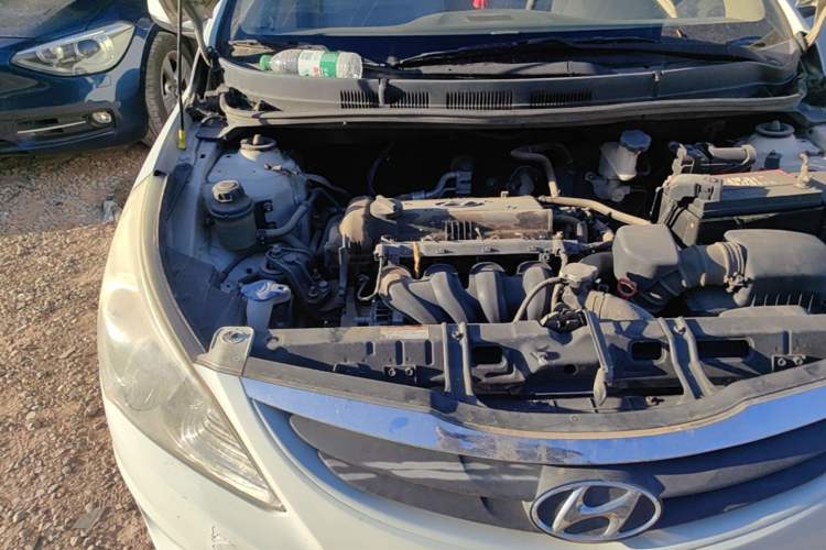 Used Hyundai Verna (older generation) 2010 Sedan 1.4L Automatic Comfort Model GS Engine Bay Right