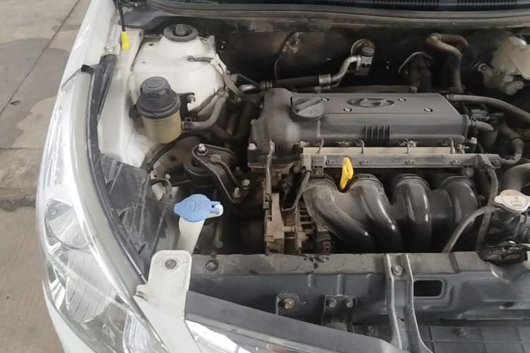 Used Hyundai Verna (older generation) 2010 Sedan 1.4L Manual Comfort GS Engine Bay Right