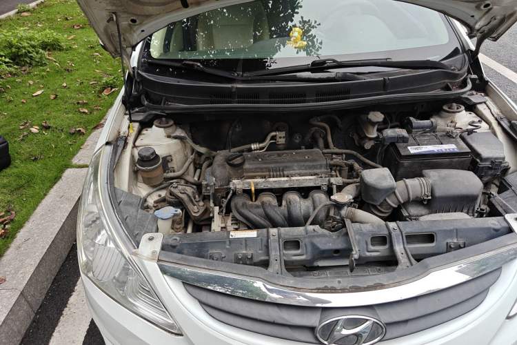 Used Hyundai Verna (older generation) 2010 Sedan 1.4L Manual Comfort GS Engine Bay Right