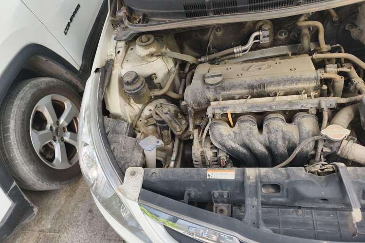 Used Hyundai Verna (older generation) 2010 Sedan 1.4L Manual Standard GL Model Engine Bay Right