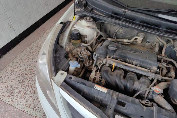 Used Hyundai Verna (older generation) 2010 Sedan 1.4L Manual Comfort GS Engine Bay Right