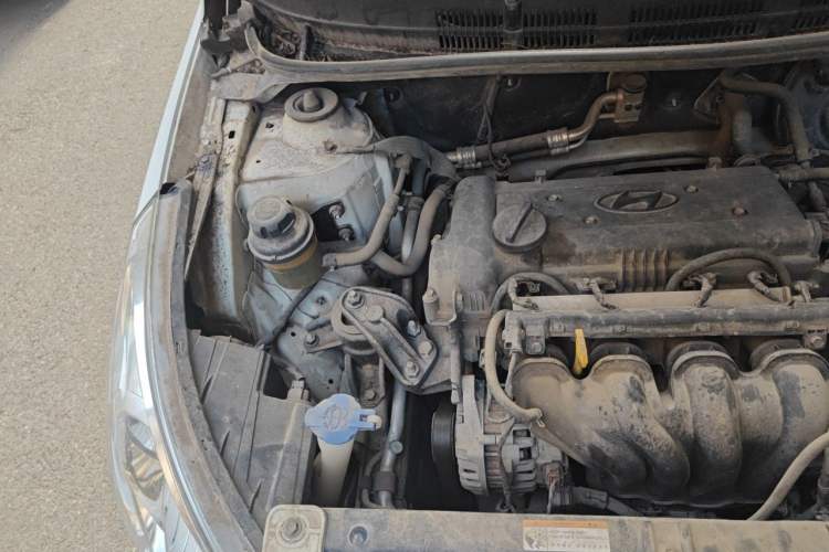 Used Hyundai Verna (older generation) 2010 Sedan 1.4L Manual Comfort GS Engine Bay Right