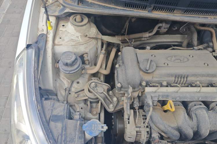 Used Hyundai Verna (older generation) 2010 Sedan 1.4L Automatic Comfort Model GS Engine Bay Right