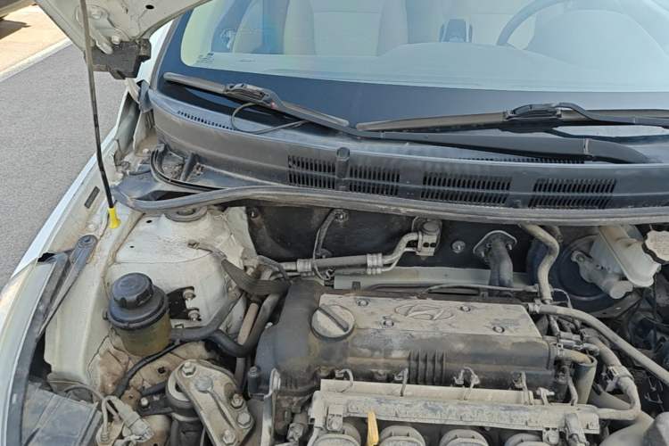 Used Hyundai Verna (older generation) 2010 Sedan 1.4L Manual Comfort GS Engine Bay Right