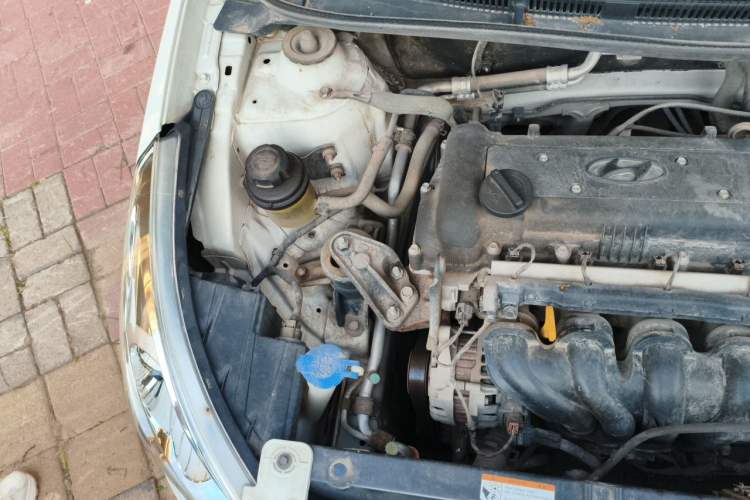 Used Hyundai Verna (older generation) 2010 Sedan 1.4L Manual Comfort GS Engine Bay Right