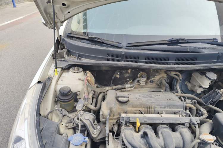 Used Hyundai Verna (older generation) 2010 Sedan 1.4L Manual Standard GL Model Engine Bay Right