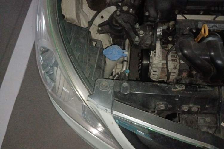 Used Hyundai Verna (older generation) 2010 Sedan 1.4L Automatic Comfort Model GS Engine Bay Right
