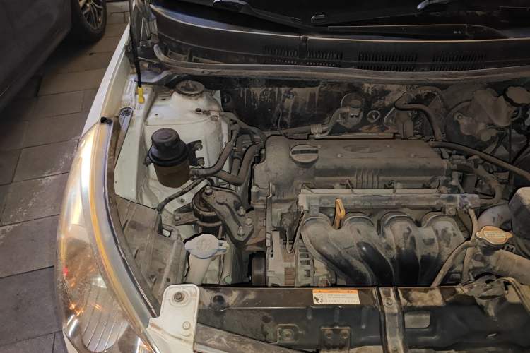Used Hyundai Verna (older generation) 2010 Sedan 1.4L Manual Comfort GS Engine Bay Right