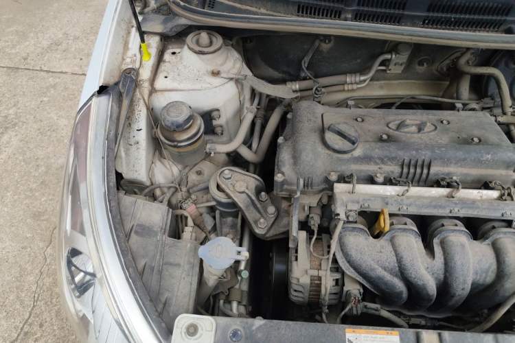 Used Hyundai Verna (older generation) 2010 Sedan 1.4L Manual Standard GL Model Engine Bay Right