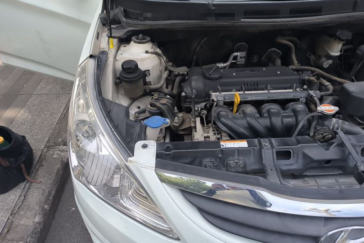 Used Hyundai Verna (older generation) 2010 Sedan 1.4L Manual Comfort GS Engine Bay Right