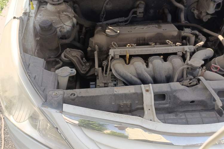 Used Hyundai Verna (older generation) 2010 Sedan 1.4L Automatic Comfort Model GS Engine Bay Right