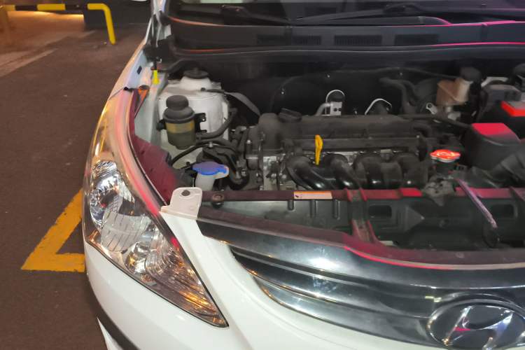 Used Hyundai Verna (older generation) 2010 Sedan 1.4L Manual Comfort GS Engine Bay Right