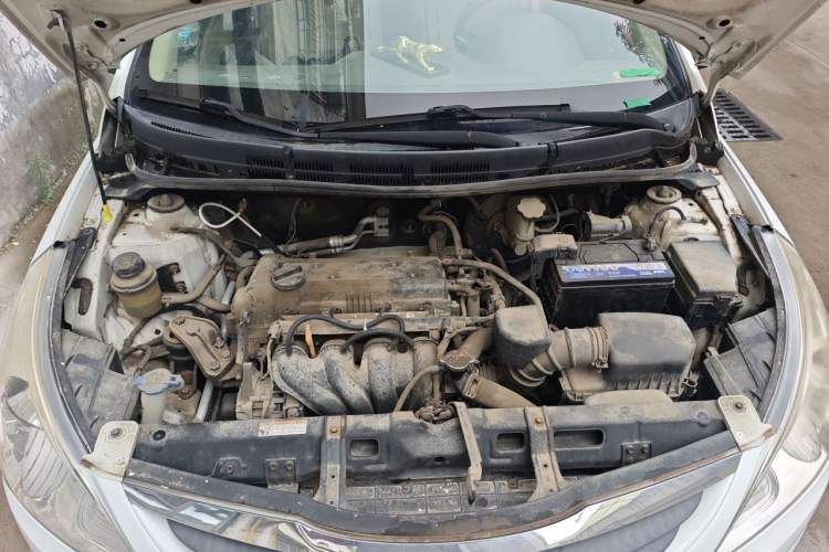 Used Hyundai Verna (older generation) 2010 Sedan 1.4L Manual Comfort GS Engine Bay