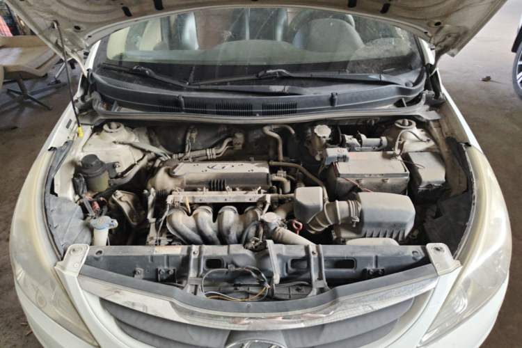 Used Hyundai Verna (older generation) 2010 Sedan 1.4L Automatic Comfort Model GS Engine Bay