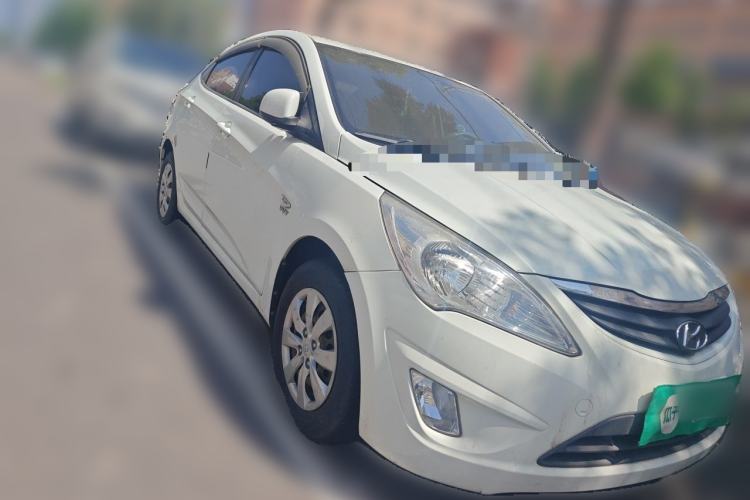 Used Hyundai Verna (older generation) 2010 Sedan 1.4L Manual Comfort GS Front Right 45 Deg